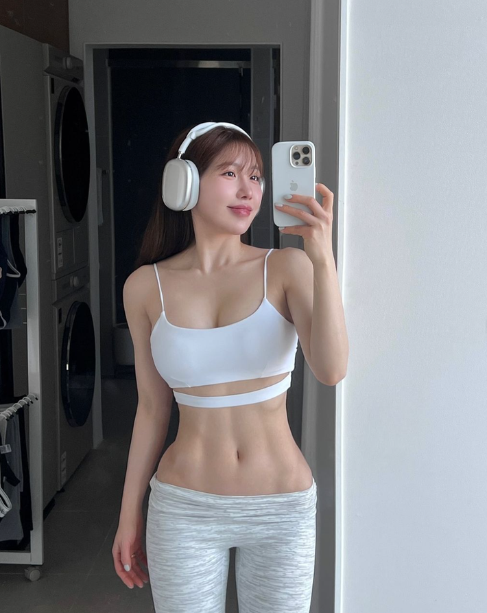 Kim Na Yoon là một hot girl, người mẫu ảnh sở hữu lượng fan khá đông đảo tại Hàn Quốc.