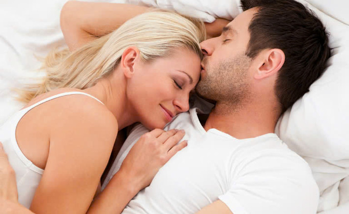 Tăng thêm gắn kết: Quan hệ vào buổi sáng có thể làm bạn và đối tác thêm gắn bó do lúc này cơ thể sản sinh oxytocin. Oxytocin là hormone hoạt động như một chất dẫn truyền thần kinh, thường được biết đến với cái tên "hormone tình yêu". Khi được giải phóng, loại hormone sẽ giúp giảm căng thẳng, lo lắng, kích thích sự thân thiết, bạn sẽ cảm thấy gần gũi với bạn đời hơn. Ảnh minh họa