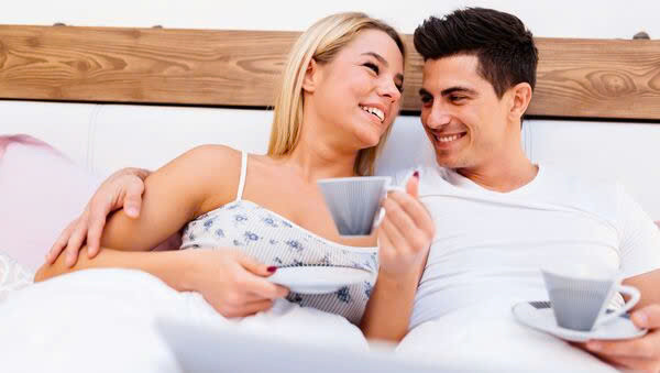 Tăng hưng phấn: Buổi sáng là thời điểm hoàn hảo để thân mật hơn với người yêu thương, đơn giản là vì cơ thể bạn đang tràn đầy năng lượng sau giấc ngủ. Lúc này, nồng độ testosterone ở cả nam và nữ đều đạt đỉnh, làm tăng ham muốn. Việc quan hệ sẽ trở nên dễ dàng, chất lượng hơn khi cả hai đều cảm thấy hưng phấn. Ảnh minh họa