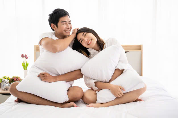 Giúp giảm cân: Ngoài chạy bộ vào mỗi sáng thì "vận động trên giường" vào khoảng thời gian này cũng là một cách giúp bạn giảm cân hiệu quả. Lúc này nếu "yêu" nhiệt tình sẽ giúp cơ thể đốt cháy khoảng 300 calo mỗi lần. Do đó đây là một cách giảm cân vừa lành mạnh lại mang tới hiệu quả không ngờ. Ảnh minh họa