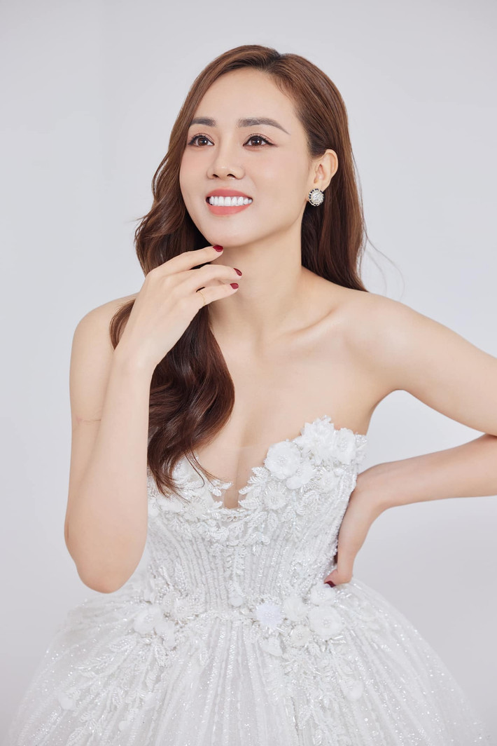 Ngọc Hà - bà xã NSND Công Lý diện váy cưới khoe vẻ đẹp gợi cảm. Ảnh: FB Ngọc Hà Lê