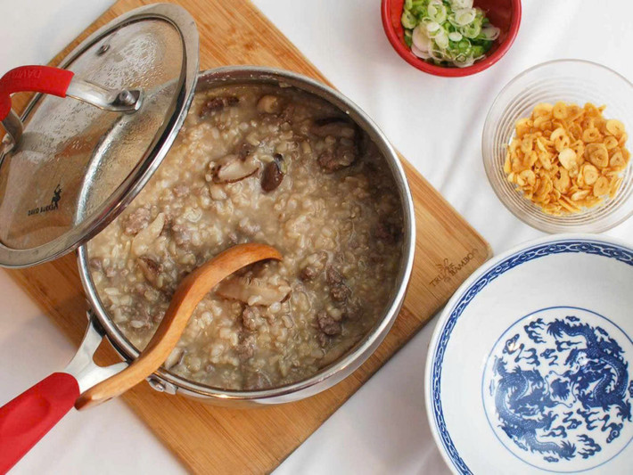 Cháo kê chim sẻ: Chim sẻ 5 con, kê (tiểu mễ) 100g. Chim làm sạch, nướng chín, băm nhỏ, nấu với kê. Khi cháo chín, cho thêm 3 củ hành sống (đã thái mỏng), gia vị muối tiêu đảo đều. Ăn khi đói. Chữa suy nhược cơ thể, đau lưng, mỏi gối, di tinh, liệt dương... Ảnh minh họa