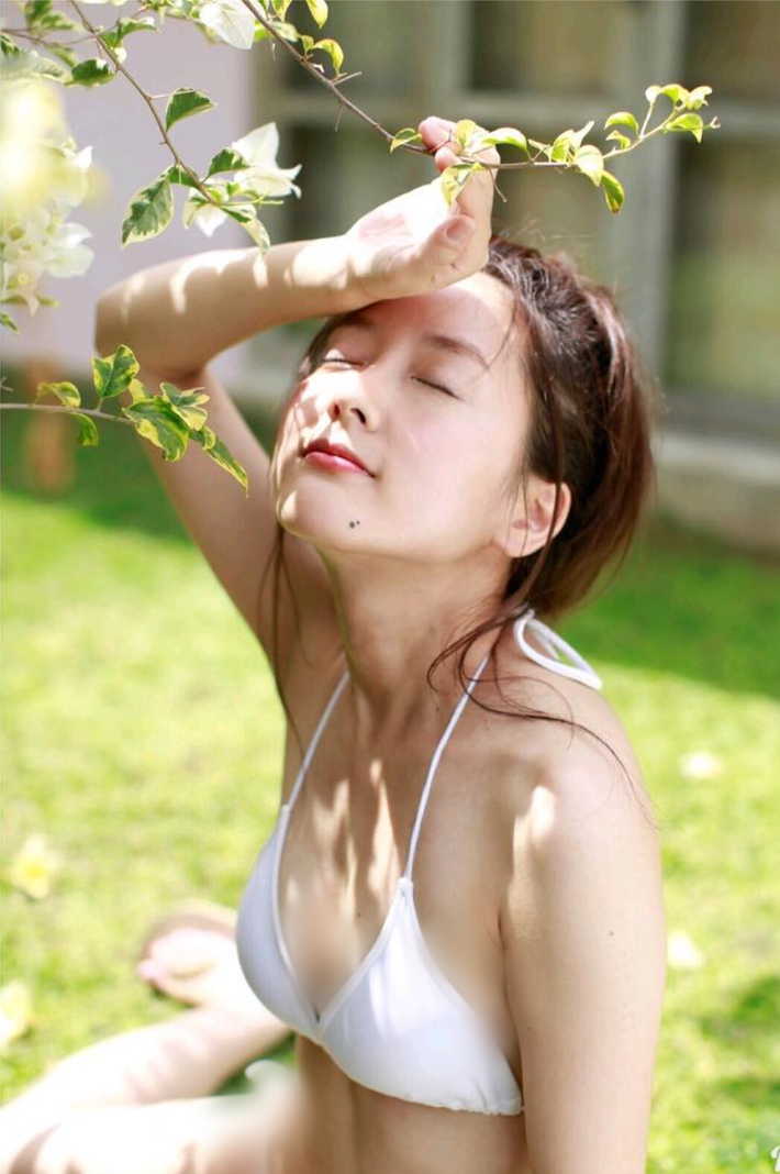 Những shoot hình nghệ thuật với bikini, nội y của nữ tài xế khiến người xem "tròn mắt".