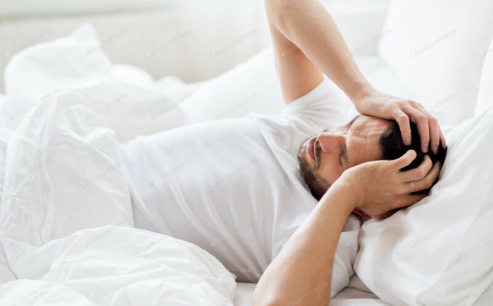 Thượng mã phong là hiện tượng sau khi xuất tinh, người nam đột nhiên biến sắc mặt trắng bệch, hơi thở ngắn và gấp, lạnh, tay chân co giật... Người chồng gục xuống ngay trên bụng vợ khi đang “lâm trận”. Đây là tai nạn chốn phòng the nguy hiểm nhất. Nếu không biết cách xử lí, có thể gây nguy hại đến tính mạng. Ảnh minh họa
