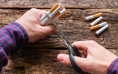 Bỏ thuốc lá. Thuốc lá chứa hàng ngàn độc tố, đặc biệt là nicotin. Khi đi vào cơ thể, những chất này uy hiếp sức khỏe phổi.