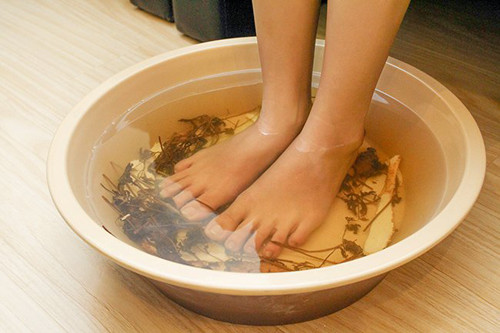 Ngâm chân nước ấm. Nam giới muốn bổ dương có thể tham khảo cách ngâm chân nước ấm, nhất là buổi tối trước khi đi ngủ. Nước ấm giúp thúc đẩy lưu thông khí huyết, tăng cường chức năng các cơ quan trong cơ thể, bổ dương.