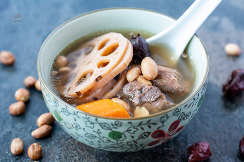 Củ sen có vị giòn ngọt, nhiều nước, có thể chế biến thành món salad, xào, nhồi hoặc ninh. Dù chế biến theo cách nào, củ sen cũng mang đến món ăn ngon miệng, sảng khoái và dễ tiêu hóa.