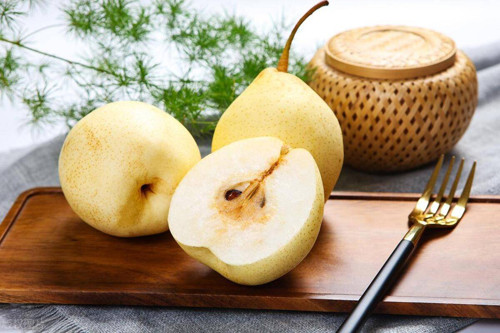 Lê. Thời tiết mùa thu hanh khô, lê là gợi ý tuyệt vời giúp giải khát, giải nhiệt từ bên trong. Lê thậm chí được mệnh danh là “nguồn nước khoáng thiên nhiên” bởi mọng nước, tươi mới, chua ngọt dễ ăn.