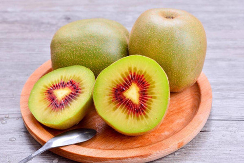 Trong số đó, kiwi lòng vàng là loại phổ biến nhất, hàm lượng chất xơ đứng đầu song độ ngọt không bằng các loại còn lại. Kiwi lòng vàng có hàm lượng vitamin C gấp khoảng 1,35 lần so với kiwi lòng xanh; lượng polyphenol gấp 1,2 lần kiwi lòng xanh. Trong khi đó, kiwi lòng đỏ có vị ngọt, độ axit cực thấp; không chỉ ngon mà còn giàu dinh dưỡng.