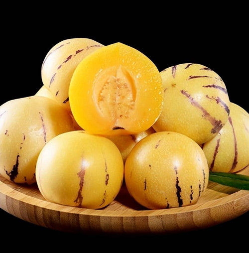Dưa Pepino. Dưa Pepino là một trong mười loại trái cây nên ăn tháng 9. Dưa thơm ngon, không hạt, vị giòn, mềm, mùi thơm thoang thoảng. Đặc biệt, dưa Pepino chứa lượng nước cao, vị ngọt thanh nên giúp giải khát, giải nhiệt cực tốt.