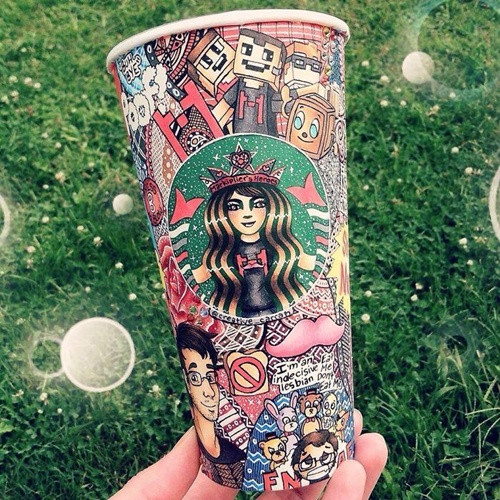 Cô cũng trang trí thêm vào logo đặc biệt của starbucks để hình người phụ nữ trông quyến rũ hơn. Cô không có ý tưởng sẵn nào, đến đâu thì sẽ sáng tạo đến đó.