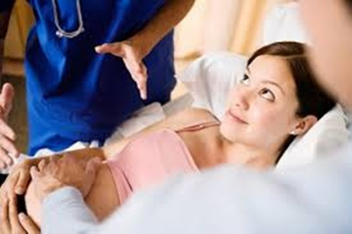 Màu sắc thay đổi. Nếu sức khỏe bình thường thì nhũ hoa có màu sáng. Nếu đầu nhũ hoa xuất hiện tình trạng loét, viêm đỏ, sưng tấy thì bạn phải đến gặp bác sỹ. Tuy nhiên, màu sắc nhũ hoa cũng có thể do cơ địa của từng người.