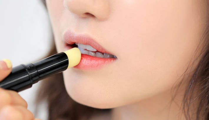 Son dưỡng môi màu. Thay vì sử dụng các loại son màu, hãy thử một lớp son dưỡng có màu, nó sẽ làm cho đôi môi tự nhiên hơn.