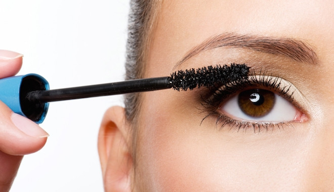 Mascara không thấm nước. Một lớp mascara không thấm nước thì bạn sẽ không phải lo lắng gì về vấn đề mồ hôi cuốn trôi nó đi khi vận động.