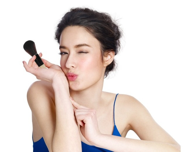 Kem BB. Hãy bỏ qua kem nền và chỉ dùng kem lót BB, nó sẽ làm cho gương mặt nhẹ nhàng hơn, các lỗ chân lông cũng không bị bít quá dày.