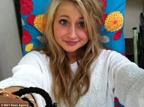 Cô bé Lucy Goulding, 16 tuổi bị chứng đau nửa đầu thường xuyên và yêu cầu bác sỹ gia đình chụp cộng hưởng từ nhưng bị từ chối vì cho rằng các triệu chứng nôn, chóng mặt của cô là do bệnh đau nửa đầu.