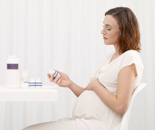Có bầu khi đang điều trị bằng thuốc. Nhiều loại thuốc điều trị ung thư, tim mạch, thần kinh đều gây ảnh hưởng không nhỏ đến thai nhi. Bởi những loại thuốc này làm rối loạn chu kỳ kinh nguyệt, ảnh hưởng đến chất lượng trứng và gây ra khiếm khuyết cho thai nhi.