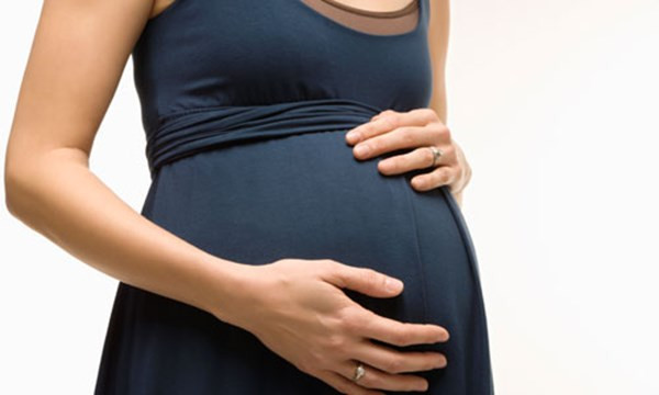 Có bầu trên tuổi 35. Theo các chuyên gia y tế, có bầu càng muộn thì tỷ lệ dị tật thai nhi càng cao. Lý do bởi, khi phụ nữ càng thêm tuổi thì chất lượng trứng kém đi rất nhiều, điều này gây ra tình trạng đột biến nhiễm sắc thể.