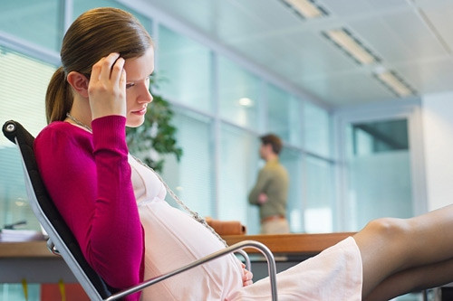 Căng thẳng, stress. Luôn căng thẳng, nhất là trong 3 tháng đầu sẽ khiến việc thụ thai khó, thậm chí gây hậu quả khiến sinh con dị tật. Do khi mẹ bầu bị stress, tuyến thượng thận sẽ gây trở ngại và ảnh hưởng đến sự phát triển thần kinh của thai nhi.