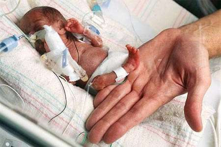 Sinh con trên cây. Năm 2000, Sofia Pedro, quê ở Mozamnique, trong lúc trèo lên cây để tránh nước lũ đã không thể kiềm chế cơn chuyển dạ của mình. Cô đành phải sinh con ngay trên cây. May mắn một bác sĩ không quân trên máy bay trực thăng đã phát hiện ra mẹ con cô và cấp cứu kịp thời.