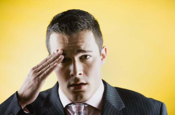 Đổ mồ hôi lạnh và chóng mặt. Lưu thông không đúng cách cũng ảnh hưởng đến não bởi vì lưu lượng máu của não bị hạn chế. Điều này rất nguy hiểm, nó gây ra những cơn chóng mặt và cảm giác lạnh.