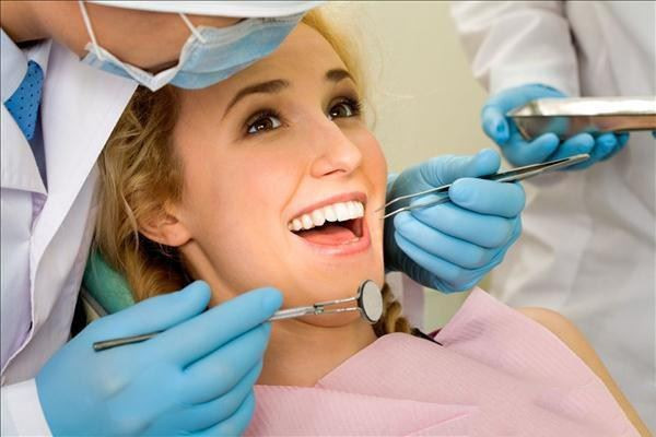 Tẩy trắng răng. Mẹ bầu nên chờ sau khi sinh và ngưng cho con bú hãy quan tâm đến việc làm đẹp răng, do chất peroxide sử dụng trong quá trình tẩy trắng gây nên hiện tượng ôxy hóa có thể làm hại đến các mô và tế bào.