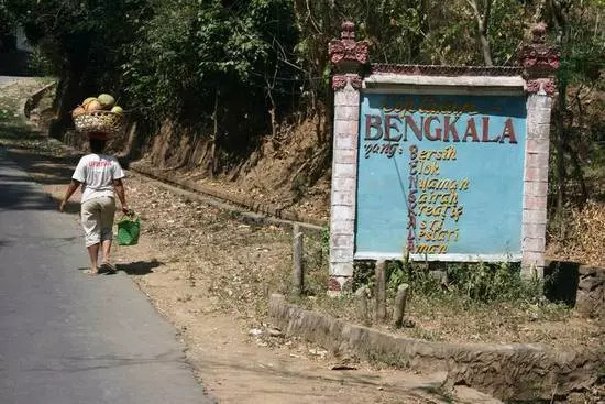 Ngôi làng Bengkala, Indonesia gồm 3000 dân cư nhưng họ không nói với nhau câu nào. Ở đây tồn tại một ngôn ngữ ký hiệu qua nhiều thế kỷ có tên là kata kolok. Chính vì vậy mà những người khiếm thính ở đây cũng luôn được đối xử rất tôn trọng.