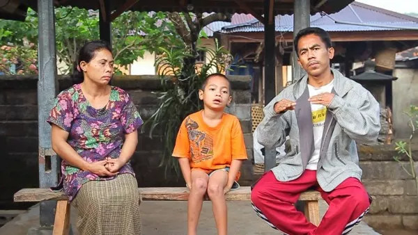 Tỷ lệ cao những người khiếm thính ở đây là do một loại gen có tên DFNB3 đã tồn tại ở ngôi làng này suốt 7 thế hệ. Cha mẹ bình thường có thể sinh ra những đứa con khiếm thính và ngược lại. Tuy nhiên, đối với người dân Bengkala, tất cả mọi người đều được đối xử một cách tôn trọng và không hề có bất kỳ sự phân biệt nào.