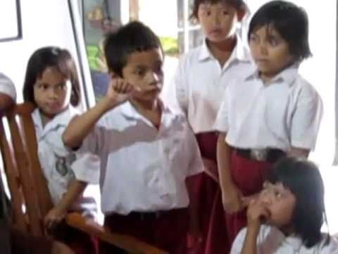 Ngôn ngữ khiếm thính ở đây lấn át việc giao tiếp bằng lời. Ở trường giáo viên giảng dạy bằng cả lời nói và ngôn ngữ kí hiệu. Gia đình nào cũng dạy con cái mình ngôn ngữ này để truyền thống luôn được phát huy.