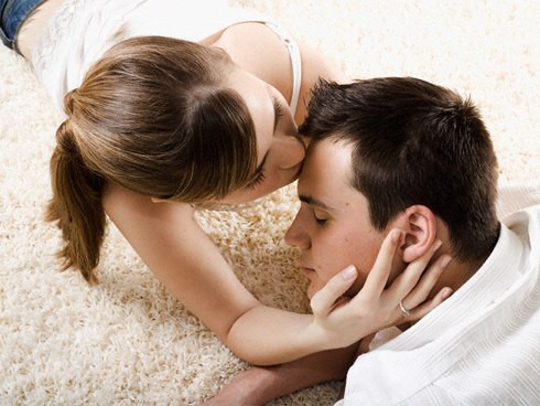 Trán. Những nụ hôn dịu dàng vào trán chàng cũng khiến cho anh ấy phát điên. Hãy dùng đôi môi của bạn để khơi gợi anh ấy.