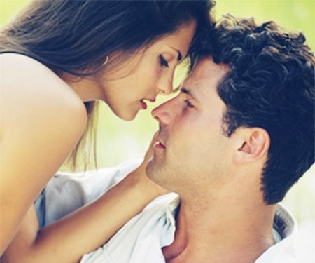 Mắt. Đừng quên thường xuyên nhìn thẳng vào mắt đối tác. Chúng là cửa sổ tâm hồn, và càng có hiệu quả khi bạn đặt lên đó những nụ hôn ướt át.