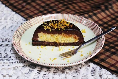 Bánh Chaka có nhiều lớp với màu nhân bên trong nổi bật với lớp vỏ bống bẩy bên ngoài. Bánh Chaka mới chỉ có ở một cửa hàng bánh ở Hà Nội với ba vị việt quất, chocolate và cam. Mỗi chiếc bánh có giá 45k. Ảnh: antoangiaothong