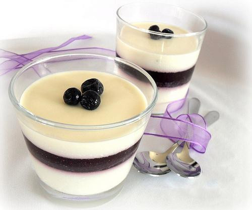 Panna Cotta được ví von là “chè khúc bạch của người Italy” vì chất liệu bánh và chè rất giống nhau, từ cảm giác mềm mịn nhưng vẫn hơi xốp đến vị ngọt dịu mát lạnh. Panna Cotta tạo nên cơn sốt mạnh mẽ từ mùa hè 2014 ở Việt Nam. Giá mỗi hũ bánh này là 20k/hũ. Ảnh: amthuc365