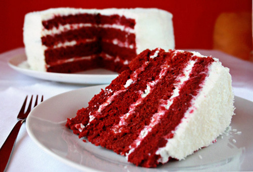 Bánh Red Velvet. Sắc đỏ như nhung của bánh Red Velvet "kiêu kỳ, sang chảnh” đã nhanh chóng hạ gục các tín đồ hảo ngọt ở Hà thành. Bánh có hương vị hoàn hảo của kem tươi và cacao, hòa lẫn vị chua chua, mằn mặn của phô mai. Tình trạng “cháy hàng” thường xuyên là điều dễ hiểu bởi rất nhiều tìm mua chiếc bánh đỏ rực này. Giá bán là 40k. Ảnh: vaobep