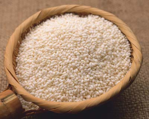 Gạo nếp quê được nhiều người ưa chuộng dùng làm quà biếu bởi giá trị ý nghĩa, mức giá phải chăng cũng như đảm bảo vệ sinh an toàn thực phẩm. Đây cũng là loại thực phẩm thiết yếu trong gia đình mỗi dịp Tết nên những ngày giáp Tết, gạo nếp quê trở nên đắt hàng. Ảnh: thucphamsachkhanhminh