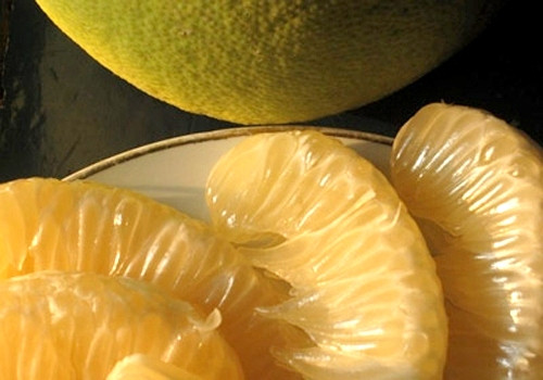 Để có hàng "xịn", phải rất kỳ công vì hầu hết bưởi bán ở ngoài mặt đường đều là quả lai hoặc được trồng ở những khu vực lân cận. Những người sành sỏi đều cất công đặt bưởi tận vườn để có đủ số lượng làm quà biếu cũng như cho chính gia đình sử dụng dịp Tết. Ảnh: qdnd