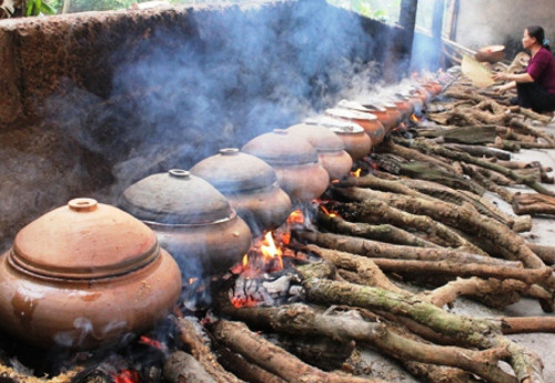 Cá kho làng Vũ Đại. Trước đây, cá kho là món ăn bình dị, dân dã ở các gia đình nông thôn Việt Nam. Tuy nhiên, những năm gần đây, cá kho làng Vũ Đại Nhân Hậu, Hà Nam) lại trở thành món hàng “hot” mỗi dịp Tết đến, xuân về. Cá kho phải là cá trắm đen, nặng từ 3kg trở lên. Ảnh: amthuccotruyen