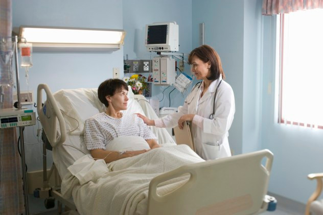 Hoặc đối với các thuốc có tác dụng ức chế hệ miễn dịch trong phần ghép tạng có thể gây ra các phản ứng phụ, làm người bệnh mất ngủ, thần kinh kích động, rậm lông, phù nề, tăng huyết áp, hay gây ra bệnh tiểu đường. Song ngưng sử dụng thuốc là không thể vì nó sẽ càng đẩy căn bệnh trầm trọng thêm.