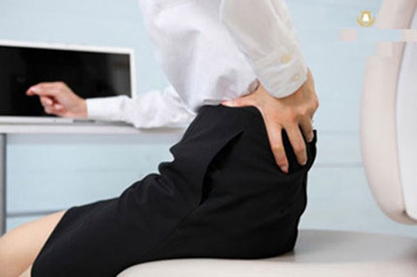 2. Ngồi quá nhiều có nguy cơ ung thư trực tràng, ung thư tử cung. Không những vậy, ngồi nhiều còn có xu hướng tăng nguy cơ viêm nhiễm mãn tính. Một nghiên cứu công bố trên Tạp chí của Viện Ung thư Quốc gia cho thấy, ngồi liền tù tì hai giờ đồng hồ có thể tăng nguy cơ các loại ung thư nói trên.