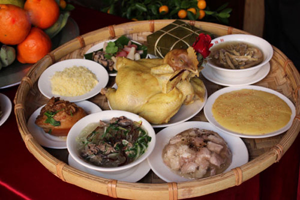 Bốn đĩa gồm: đĩa thịt gà, đĩa thịt lợn, đĩa giò lụa, đĩa chả quế. Rồi có thể thêm thịt đông, dưa hành, nộm thập cẩm. Món tráng miệng đặc trưng miền Bắc thì có các loại mứt, ô mai hoặc món chè kho thơm mùi gừng, đỗ.