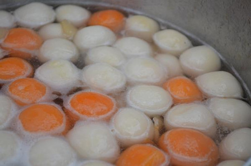 Nước luộc bánh được đun sôi cùng đường phèn, gừng cho thơm. Thả bánh vào nồi nước đường sủi tăm nghi ngút khói. Khi nào bánh nổi lên là chín. Ảnh: amthuc365