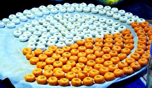 Để tạo màu sắc bắt mắt cho món bánh, người bán hàng thường chia bột bánh làm hai phần, một phần giữ nguyên để nặn, phần còn lại trộn cùng ruột gấc. Ảnh: dulich