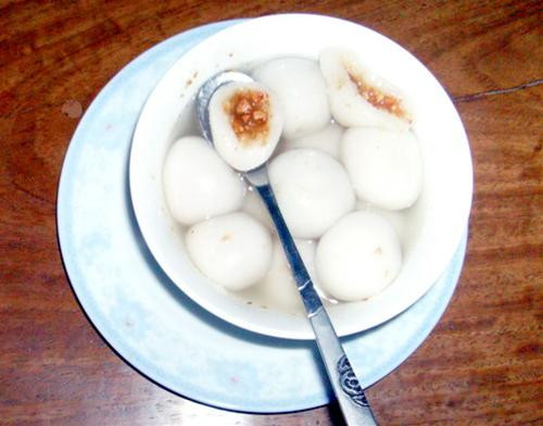Nhân bánh làm bằng đỗ xanh xào đường hoặc làm bằng lạc rang giã nhỏ rồi nấu với đường đỏ. Cho nhân vào giữa miếng bột dàn mỏng, vo viên lại cho thật tròn, chấm một ít vừng rồi ấn dẹt. Ảnh: chudu