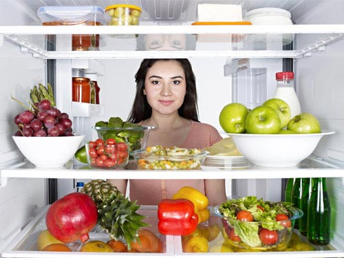 Trữ thức ăn ở ngăn đá. Mẹ hãy để thực phẩm tươi vào những hộp nhỏ riêng. Ăn bao nhiêu, ăn loại nào thì chỉ cần rã đông loại đó rồi chế biến nấu lại cho ra món. Như thế, mỗi ngày, 3 bữa con đều có thể ăn mỗi món khác nhau mà lại được đổi món sau vài ngày. Mẹ hãy nhớ, thức ăn rã đông chỉ để được trong vòng 1 tuần và mẹ chớ rã đông bằng lo vi sóng là được.