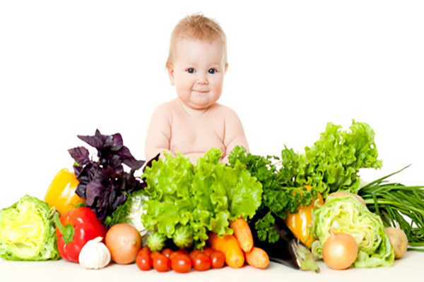 Cho bé ăn tất cả các loại rau. Mỗi loại rau chứa một dưỡng chất khác nhau, vì vậy cách tốt nhất để nạp đủ dinh dưỡng và chống bé lười ăn rau là cho con ăn tất cả các loại rau ngay từ lúc ăn dặm. Chỉ cần mẹ chịu khó tìm hiểu, loại rau nào ăn nhiều hay ít, kết hợp với loại thực phẩm nào sẽ cho ra một sản phẩm dinh dưỡng hoàn hảo nhất cho con.