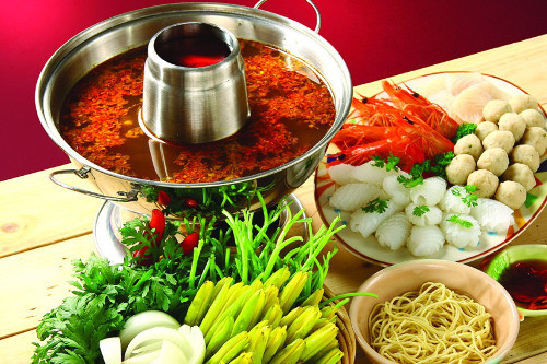 Lẩu là sự lựa chọn hoàn hảo cho cặp đôi nào sợ ngấy. Một set lẩu nho nhỏ đủ để cặp đôi nhâm nhi cả một buổi tối hẹn hò. Một chút sa tế cay cay trong nồi lẩu có thể xóa tan không khí lạnh giá ngày Valentine. Ảnh: sgfoods