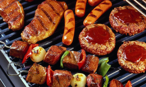 Đồ nướng là một sự lựa chọn thích hợp cho các cặp đôi trong ngày Valentine. Món nướng vô cùng đa dạng nên có thể thoải mái lựa chọn như sườn sụn nướng, nướng thập cẩm, thịt ba chỉ nướng, thịt bò nướng…Khi ăn đồ nướng cặp đôi sẽ có cơ hội thể hiện tình cảm. Ảnh: nguoiduatin