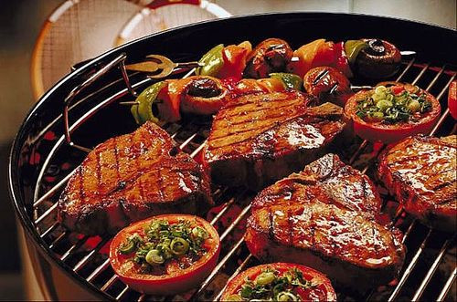 Nướng đồ là việc của thực khách nên đây là cơ hội để các chàng trai thể hiện trước bạn gái, cũng như các nàng sẽ có cơ hội thể hiện sự khéo léo của mình. Ảnh: daynauan