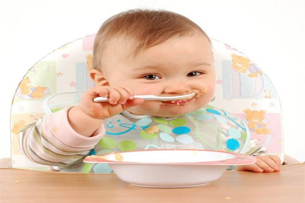 Trên 1 tuổi. Cho bé tập ăn 3 bữa chính (sáng, trưa, chiều) cùng gia đình và 3 bữa ăn phụ giữa các bữa chính và trước khi đi ngủ. Giai đoạn này, mẹ nên tập cho bé dùng thìa để bé có thể tự xúc phần ăn của mình. Như vậy là mẹ sẽ tiết kiệm được thời gian nấu nướng vì bé đã được ngồi cùng mâm với gia đình.