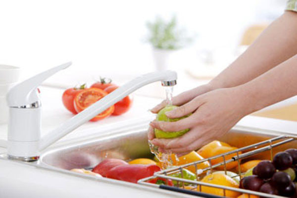 1. Luôn rửa rau quả trước khi ăn. Đây là quy tắc vàng để đảm bảo an toàn cho sức khỏe. Vô cùng cần thiết để rửa sạch lớp bụi bẩn hoặc hóa chất dư thừa phủ ngoài rau quả. Hãy chắc chắn bạn chà xát vỏ trái cây và hoa quả bằng tay để loại bỏ tất cả cặn bã và vi khuẩn.